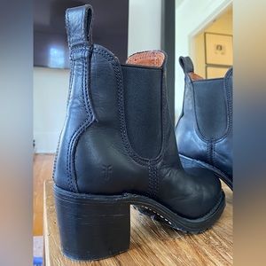 Frye - Sabrina Chelsea in Black